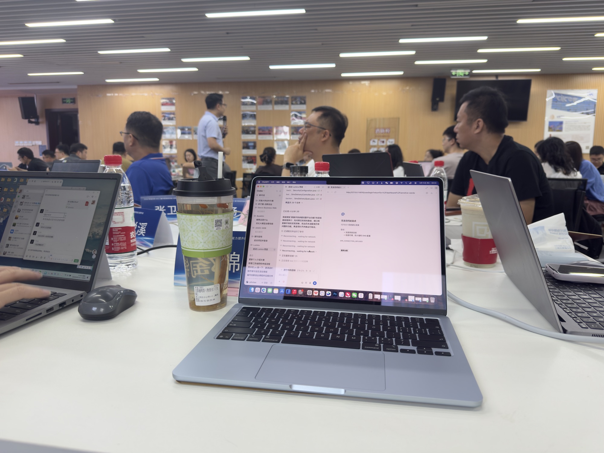 参与者围桌交流并记录课程内容